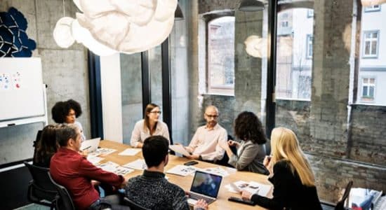 entreprise-reunion-travail-collaborateurs-ordinateur-transformation-digitale