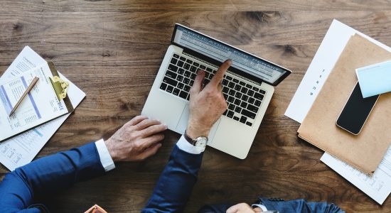 Deux personnes qui travaillent autour d'un ordinateur