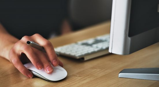 Webdesigner qui travaille sur son ordinateur