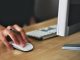 Webdesigner qui travaille sur son ordinateur